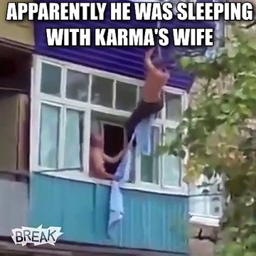 L'amant de cette femme s'enfuit par la fenêtre mais se rate complétement