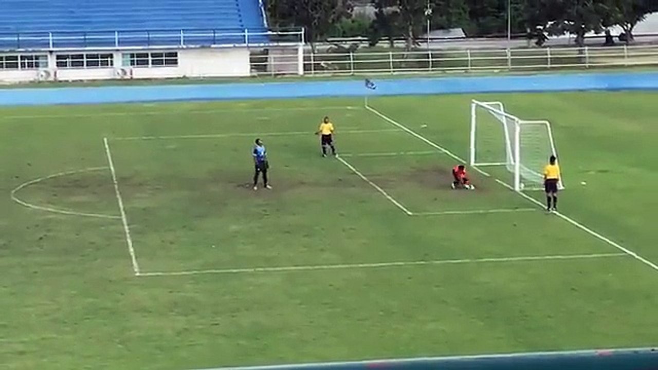 Un gardien de but célèbre la victoire un peu trop tôt