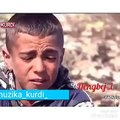 Amatör Kürtçe şarkı söyleyen çocuk