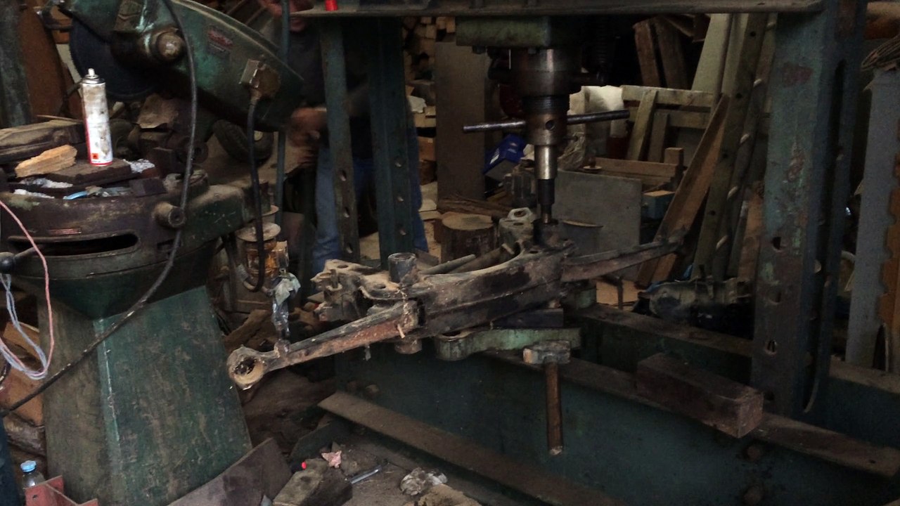 Traction 11 & 7 - Dépose des axes de train avant à la presse