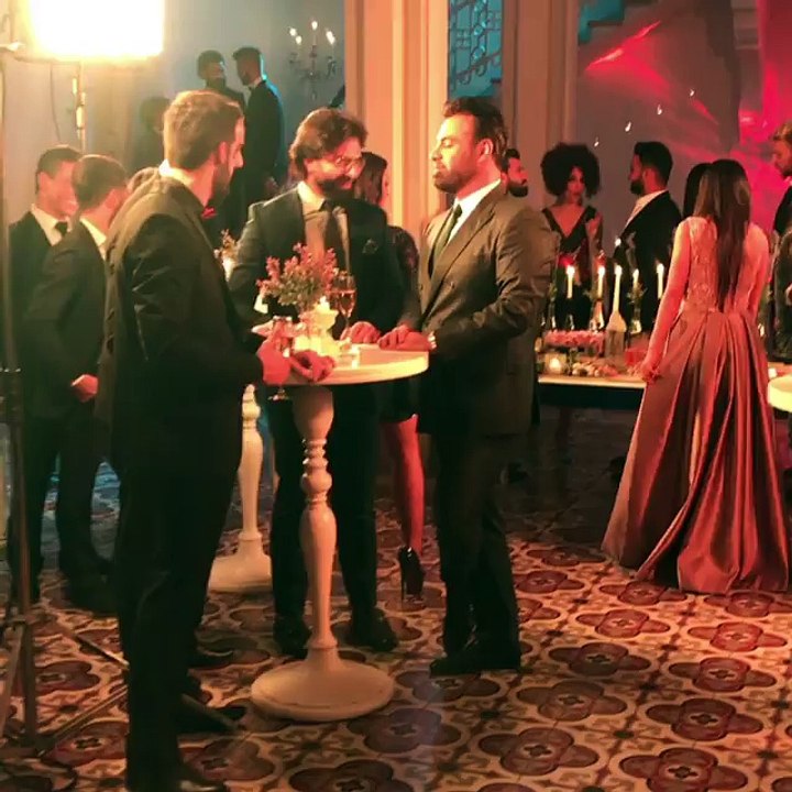 عاصي الحلاني يشارك جمهوره كواليس تصوير فيديو كليب اسمع مني