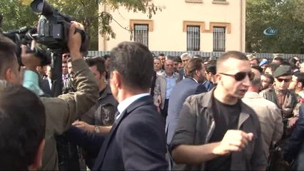 Bakan Soylu Şehit Babasını Teselli Etti