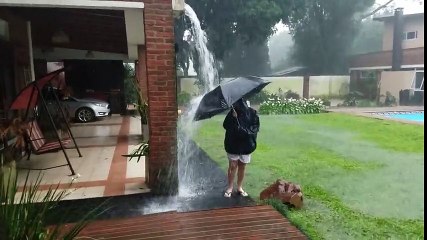 Vidéo choc : la foudre tombe juste à côté de cet enfant !