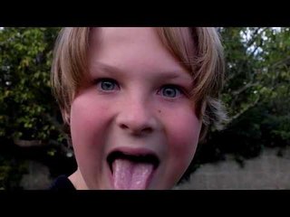 Télécharger la video: Boy Teaches His Irish Cousins the Haka