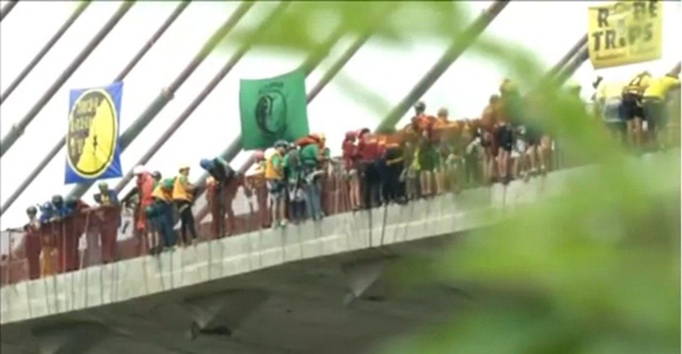 - Record Battu - 245 personnes sautent en élastique en même temps!!