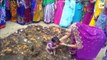 Ces Indiens jettent leurs enfants dans la bouse de vache - Rituel bizarre