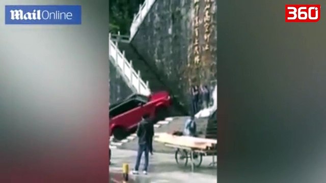 Vendosi te ngjise Range Roverin e tij ne shkallet me te larta ne bote,shikoni cfare ndodh me makinen (360video)