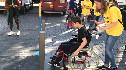 Clément tente le parcours en fauteuil roulant de l’APF