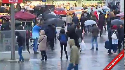 Taksim'de yağmur etkisini göstermeye başladı