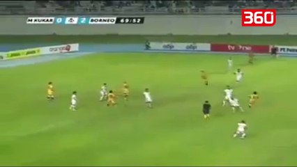 Lojtari vrapon me nje shpejtesi te cmendur per te shenuar gol (360video)