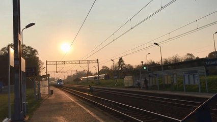 Un jeune traverse la voie ferrée au moment ou un TGV arrive.