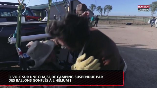 Il vole dans le ciel porté par des ballons gonflés à l'hélium, assis sur une chaise de camping ! (vidéo)