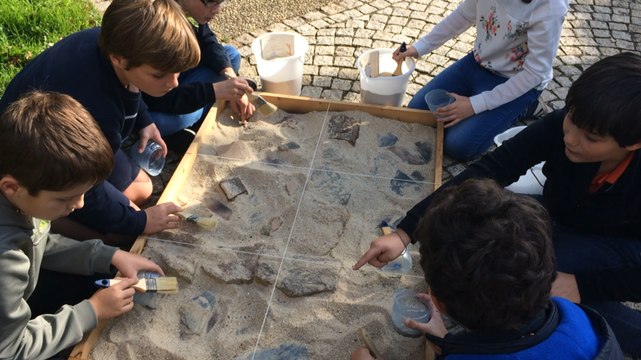 Les enfants font des découvertes pendant les fouilles