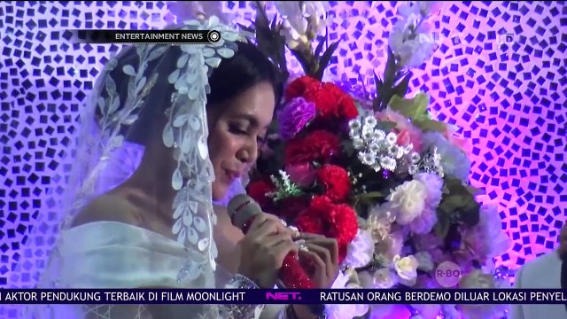 Ihsan Berikan Kejutan Untuk Denada di Atas Panggung