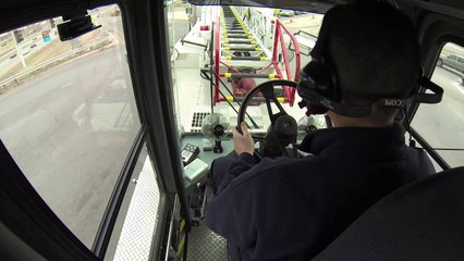 Un pompier conduit la remorque d'un camion-échelle