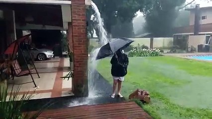 La foudre tombe à quelques mètres d'un enfant !