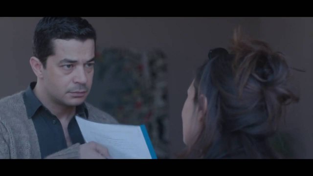 مسلسل الخروج - الصحفية جيهان تحاول إستفزاز الرائد ناصر محمود ويرد دور الثورجية مش لايق عليكي