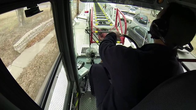 Conduire un camion de pompier avec une longue échelle est très difficile
