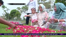 Ramadan Kali Ini Poppy Bunga Kunjungi Makam Sang Ayah