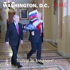 Trump’ın üzerine Rus bayrağı atıp, 'vatan haini' diye bağırdı