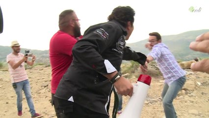 أحمد زاهر يضرب هانى رمزى بعد نزوله من السيارة ويصرخ  ليه ياهانى ... !!؟  #هانى_هز_الجبل