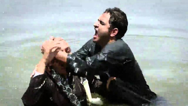 أخت تريز - مشهد لـ رمضان وهو يحاول الشجار مع أحد المسيحيين وغرقه فى الترعة