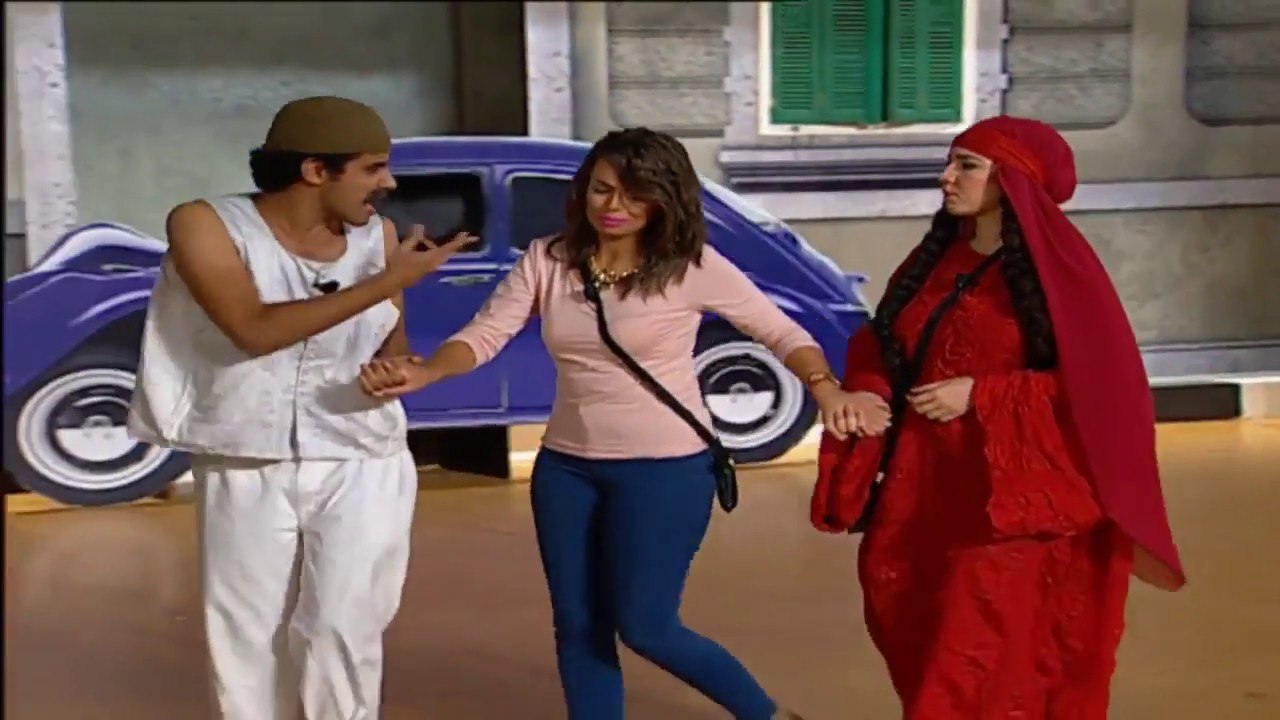 حمدي المرغني يعاكس زوجته إسراء عبد الفتاح ( ايه سر جمال شعرك يا هانم )  ...#تياترو_مصر