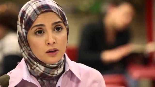 أخت تريز - خديجة تهزم كامل المتشدد فى أراءه ضد المسيحيين وطريقة إستفزازه لغير المحجبات