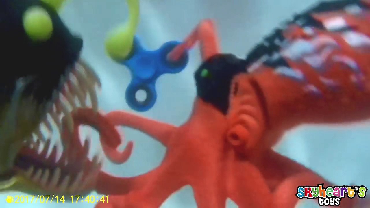 BATHTUB CREATURES in a Fidget Spinner Battle - Who will get it Crocodile, Fish and Shark toys-roPtSC9h2XQ