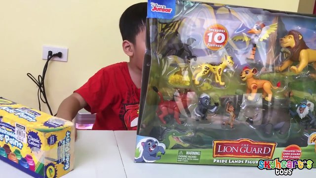 DON'T PAINT The Lion Guard toys with Crayola! Toddler's experiment with Kion, Simba, Beshte, Pumba-764SYIEyOXg