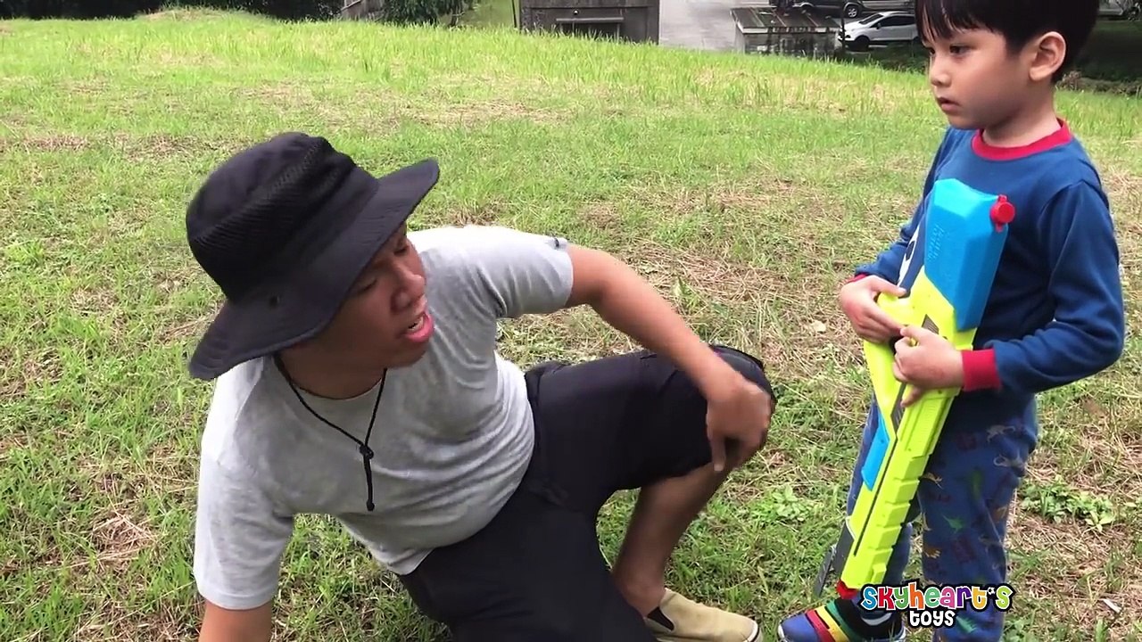 T-REX CHASING OUR CAR! Skyheart escapes the dinosaurs for kids toys fight jurassic world-iJbtICWLjao