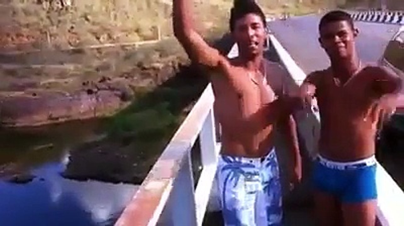 2 malucos pulam da ponte 140 metros