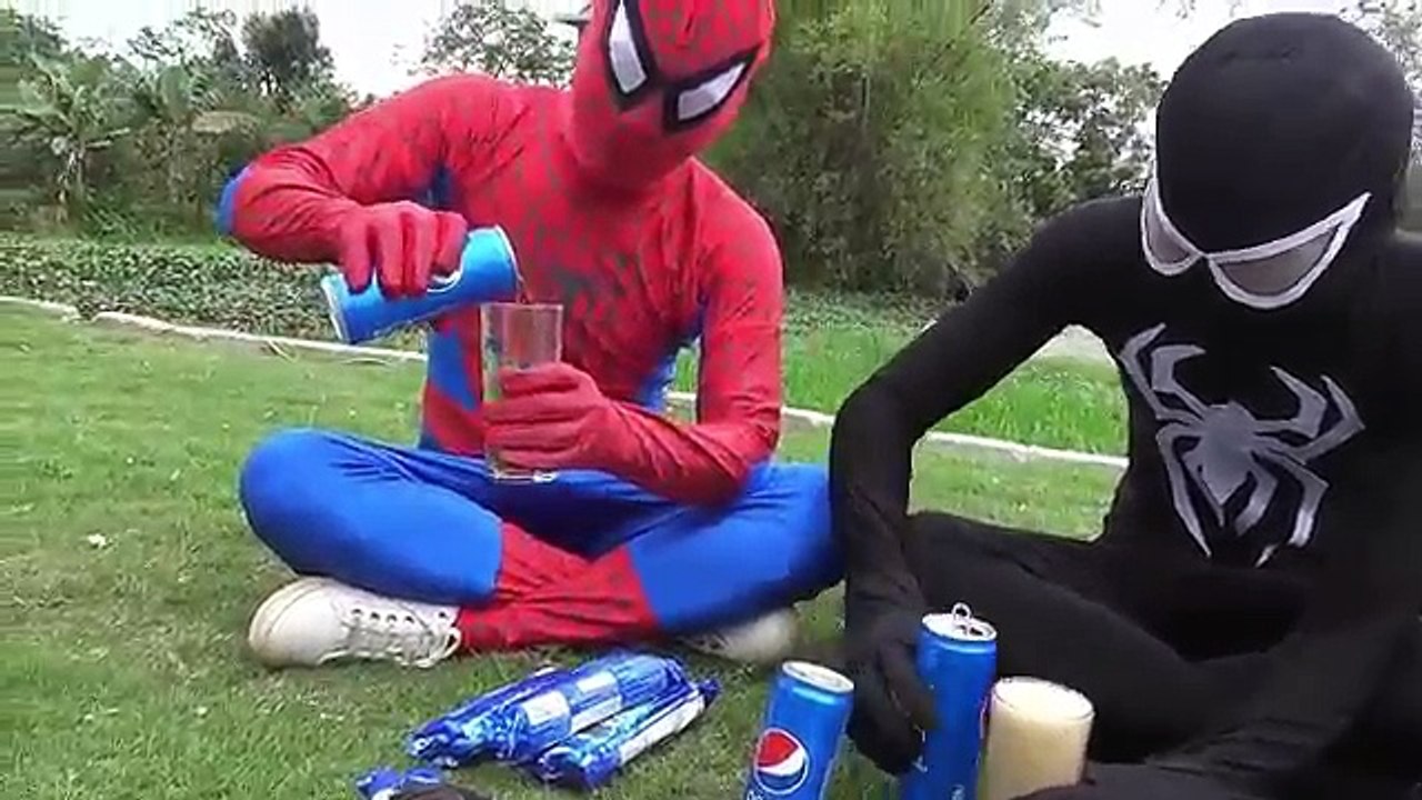 Aprendendo Cores de Batom Maquiagem Homem Aranha Preto Elsa congelada com Anna Princesa Disney
