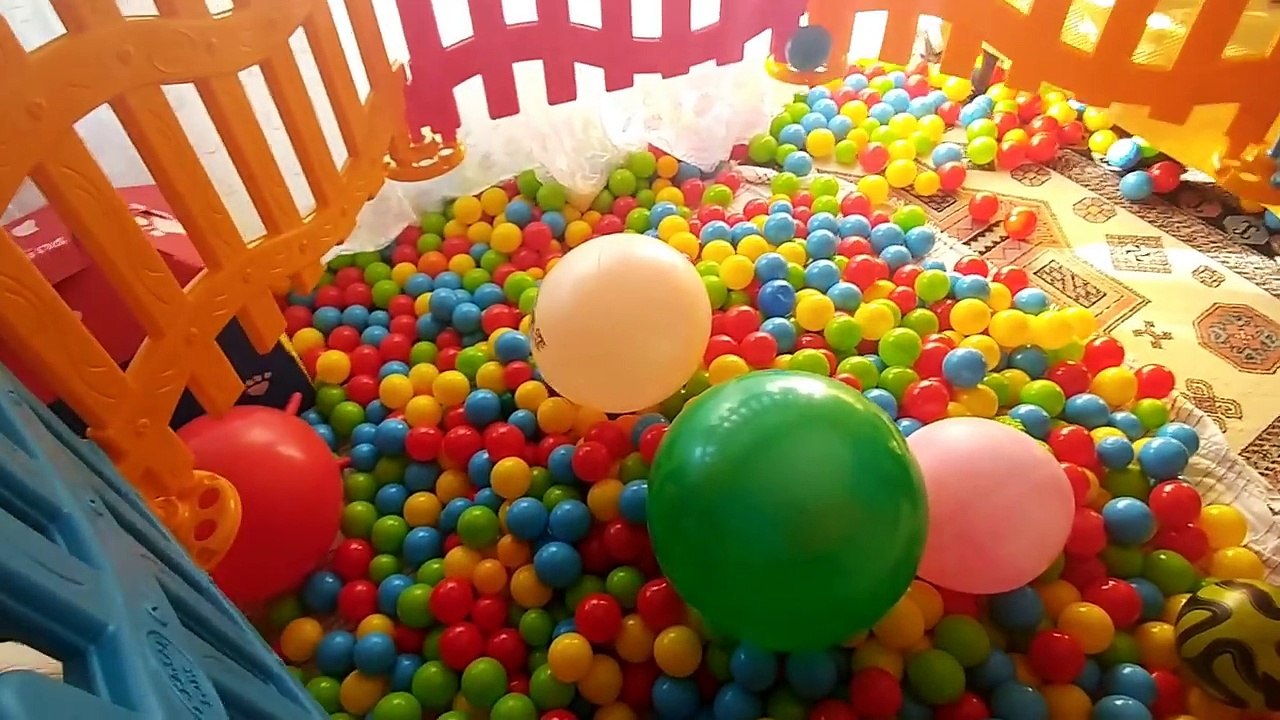 çit top havuzunu bahçede toplarla doldurduk, eğlenceli çocuk videosu