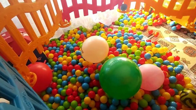 çit top havuzunu bahçede toplarla doldurduk, eğlenceli çocuk videosu