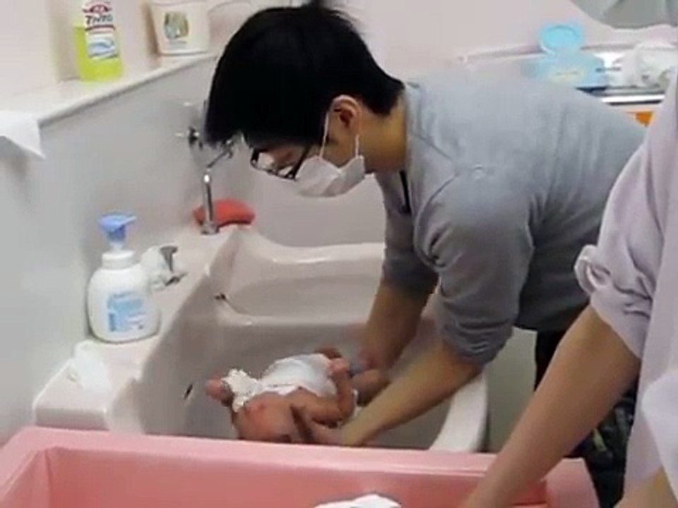 パパが赤ちゃんのお風呂に挑戦(NICUにて)
