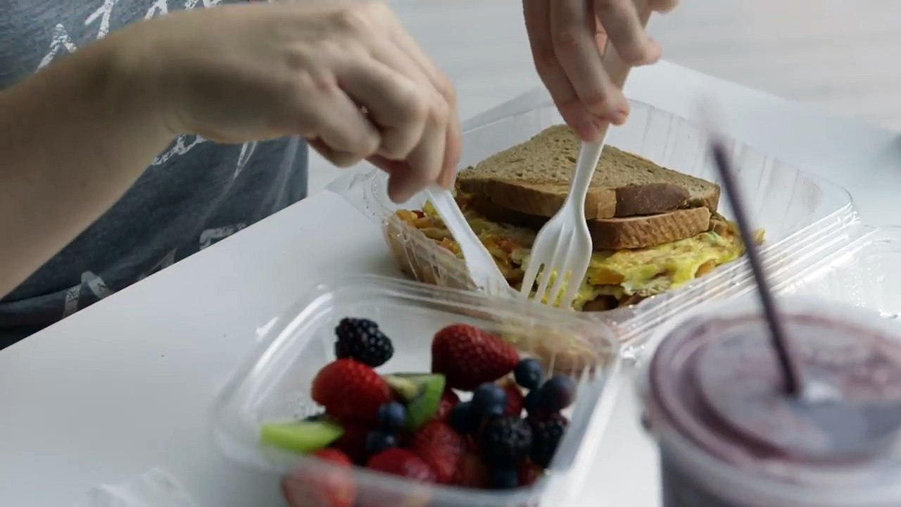 How Model Iskra Lawrence Wears Spring’s Fashion Trends l Fashion l Glamour-HhzCGxMDCD0