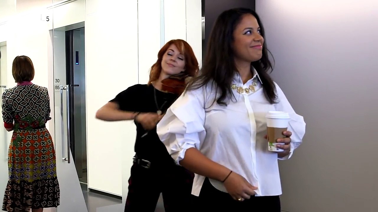 Lindsey Stirling Scores Your Work Day _ Glamour-uT9eLjPq8Sc