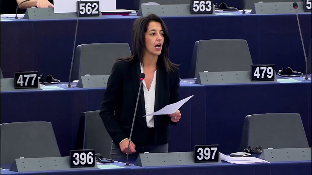 Une députée fait un discours sur le harcèlement au Parlement européen