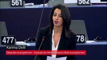 Une députée fait un discours sur le harcèlement au Parlement européen