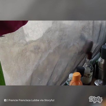 Experience terrifiante : Ces campeurs ont la visite d'un lion qui vient lecher l'eau sur leur tente...