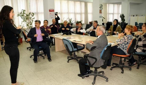 Öğretmenler işitme engeli öğrenci için işaret dili öğreniyor