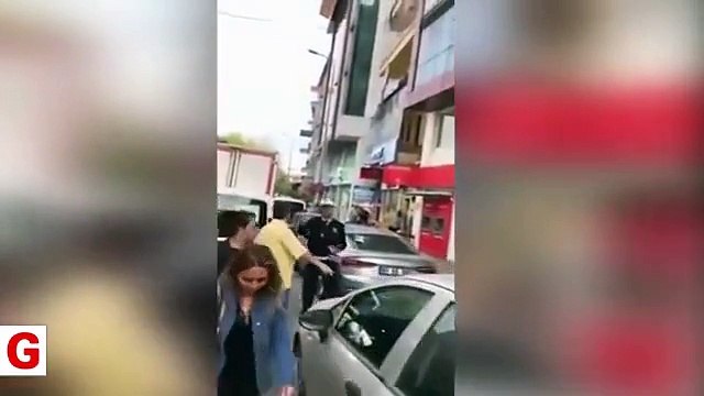 Ceza keserken şarkı söyleyen trafik polisi