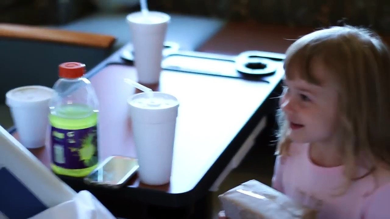 Quand une petite fille rencontre enfin sa petite soeur !