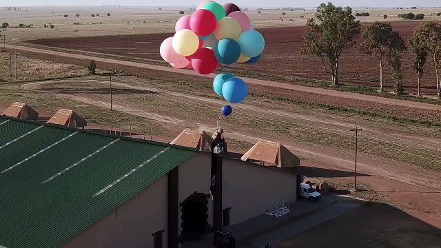 Il s’envole sur une chaise accrochée à des ballons, comme dans Là-haut