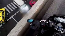 Un motard sauve la vie dun chaton en pleine circulation