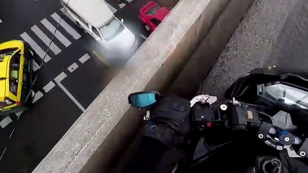 Un motard sauve la vie dun chaton en pleine circulation