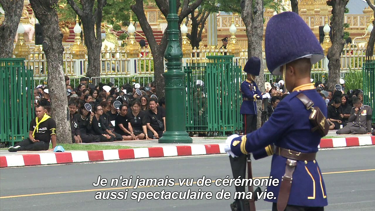 Les Thaïlandais, agenouillés et en pleurs, disent adieu au roi