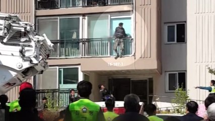 흉기 들고 아파트 베란다에 매달려 경찰과 대치 / YTN