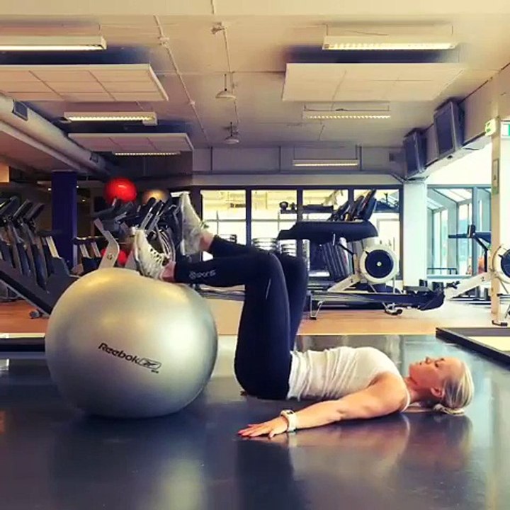 Entrenamiento con la pelota Suiza   Fitball workout